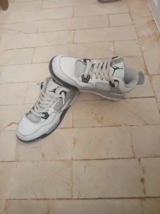 Jordan 4 Gris y Blanco