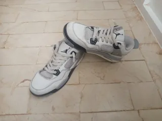 Jordan 4 Gris y Blanco