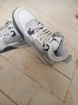Jordan 4 Gris y Blanco