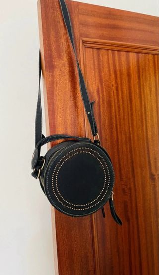 Mala redonda preta, nunca usada