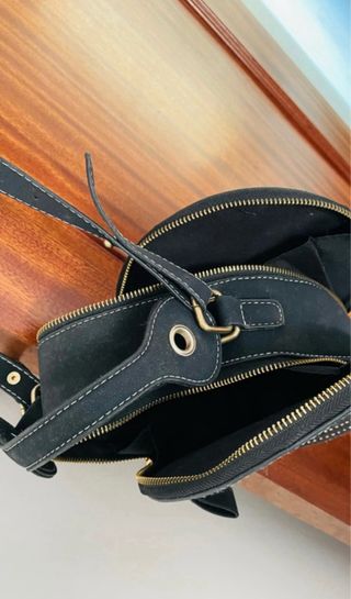 Mala redonda preta, nunca usada