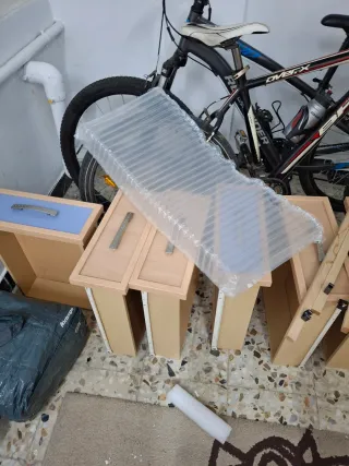 Cajones de madera y plástico. 2 euros unidad.