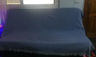 Sofá cama de tela azul y gris
