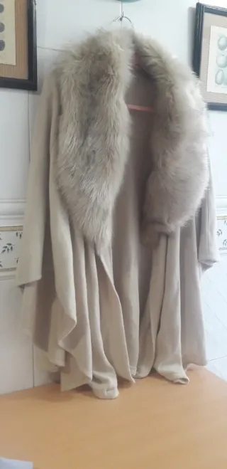 Capa beige con cuello de pelo