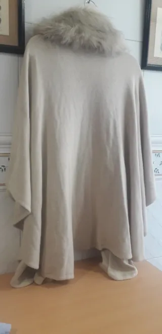 Capa beige con cuello de pelo