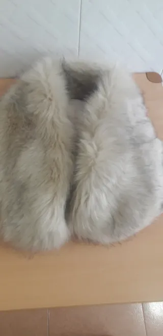 Capa beige con cuello de pelo