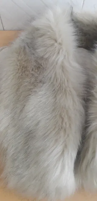 Capa beige con cuello de pelo