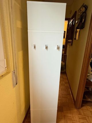 Estantería con espejo y ruedas