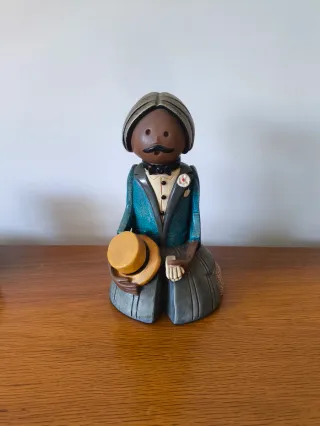 Figura decorativa hombre traje