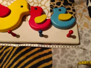 Colgador perchero de madera con figuras