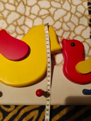 Colgador perchero de madera con figuras