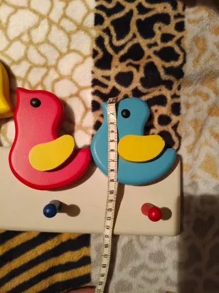 Colgador perchero de madera con figuras