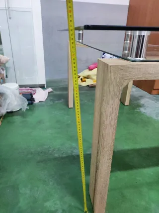 Mesa de comedor de cristal y madera