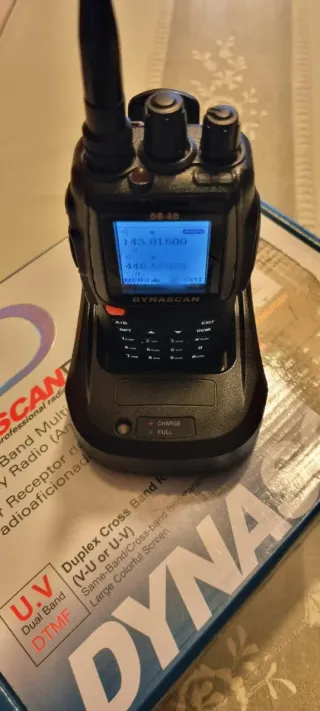 Walkie-talkie bibanda Dynascan DB-8D