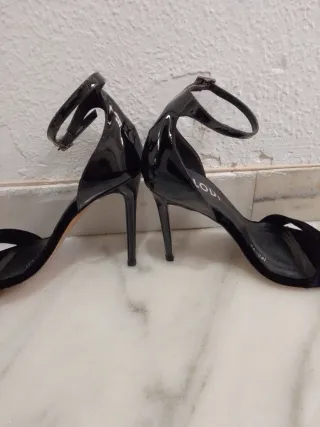 Sandalias Lodi Charol y Terciopelo Negras Talla