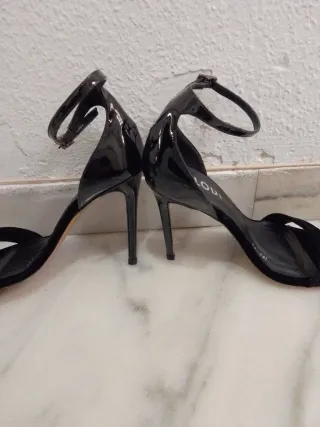 Sandalias Lodi Charol y Terciopelo Negras Talla