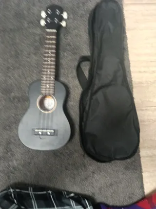 Ukelele negro con funda