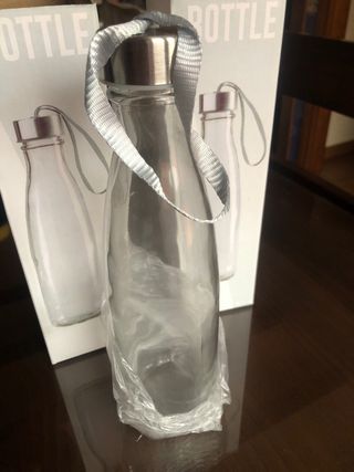 Botellas de cristal con tapa plateada.