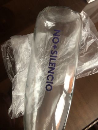 Botellas de cristal con tapa plateada.