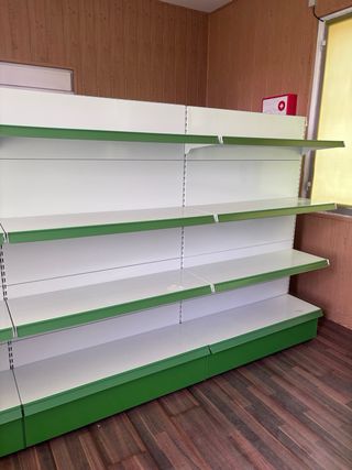 Estanterías metálicas.