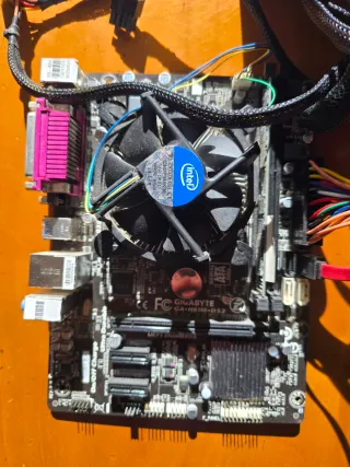 Placa Base Gigabyte GA-H81M-DS2 + Fuente Alimentac