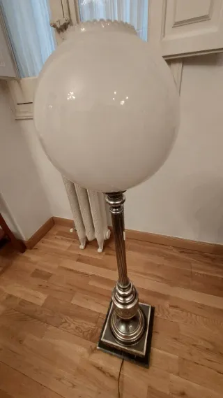 Lámpara de pie antigua de cristal y metal