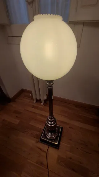 Lámpara de pie antigua de cristal y metal