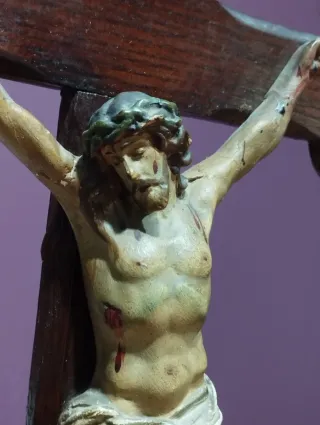Crucificado de mesa o altar.