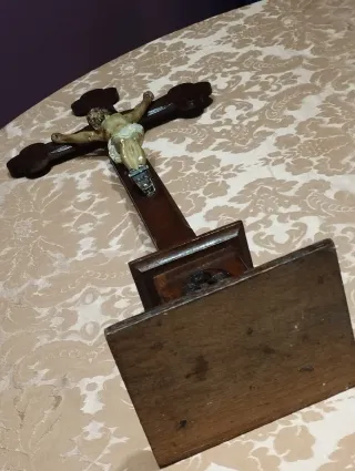 Crucificado de mesa o altar.