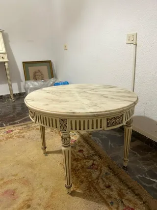 Sillón butaca madera y terciopelo, y mesa a juego