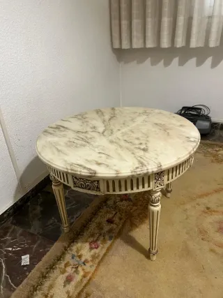 Sillón butaca madera y terciopelo, y mesa a juego