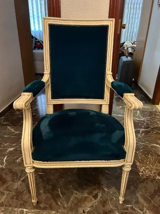 Sillón butaca madera y terciopelo, y mesa a juego