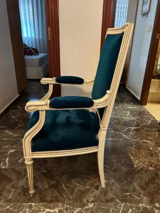 Sillón butaca madera y terciopelo, y mesa a juego