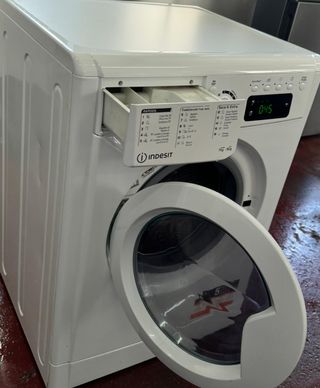 LAVADORA SECADORA INDESIT  DE 7 KILOS EN BLANCO