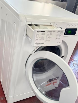LAVADORA SECADORA INDESIT  DE 7 KILOS EN BLANCO