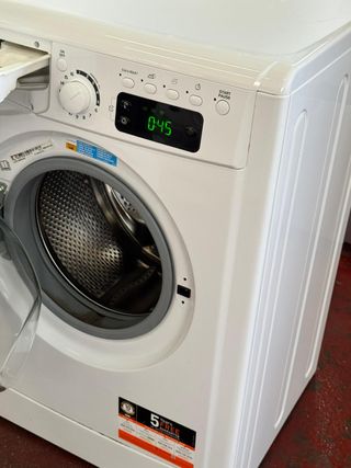 LAVADORA SECADORA INDESIT  DE 7 KILOS EN BLANCO