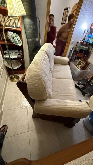 Sofá de tela beige 2 plazas y 2 butacas