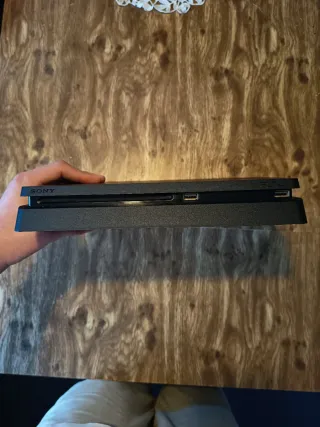 PS4 Slim 500GB + 2 Mandos (Original y Secundario)
