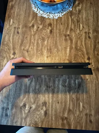 PS4 Slim 500GB + 2 Mandos (Original y Secundario)