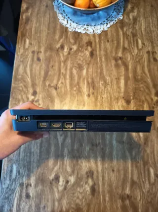 PS4 Slim 500GB + 2 Mandos (Original y Secundario)