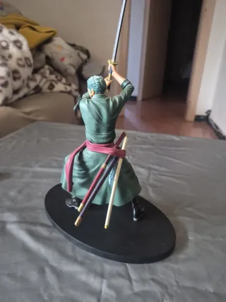 Figura Roronoa Zoro con 3 espadas