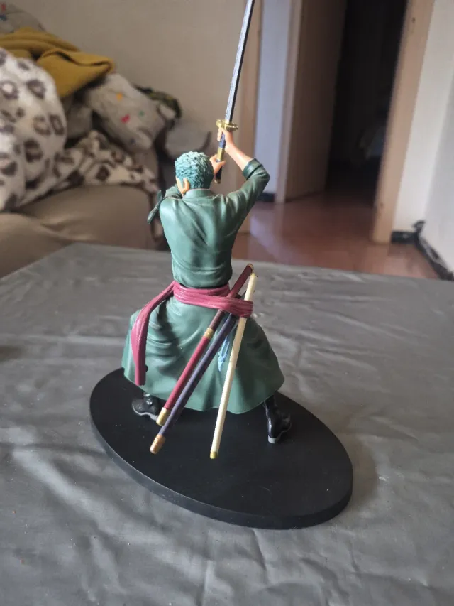 Figura Roronoa Zoro con 3 espadas
