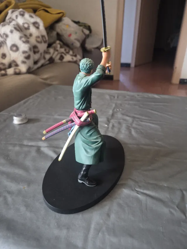 Figura Roronoa Zoro con 3 espadas