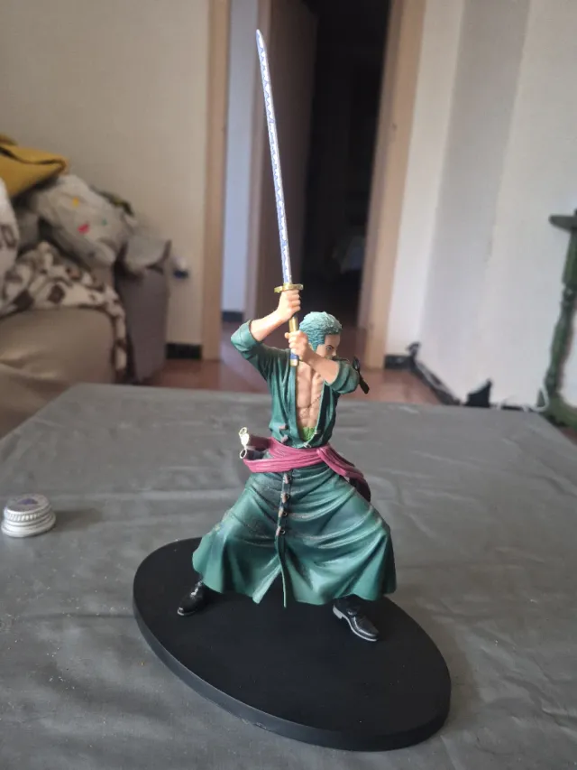 Figura Roronoa Zoro con 3 espadas