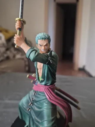 Figura Roronoa Zoro con 3 espadas