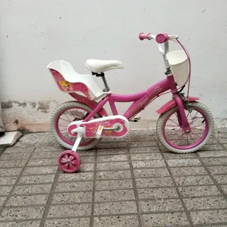 Bicicleta infantil rosa con ruedines