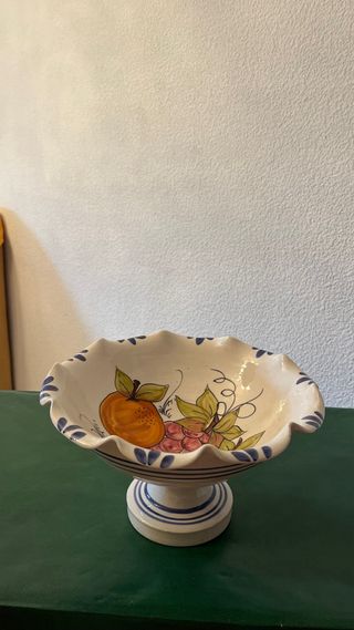 Frutero de porcelana con frutas pintadas