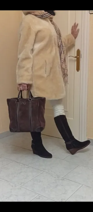 Chaquetón pelo beige con capucha, forrado