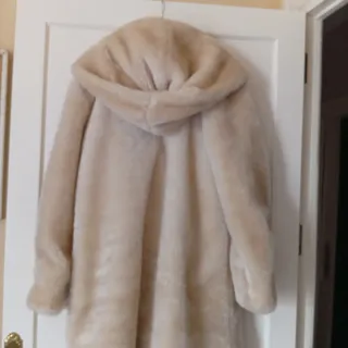 Chaquetón pelo beige con capucha, forrado