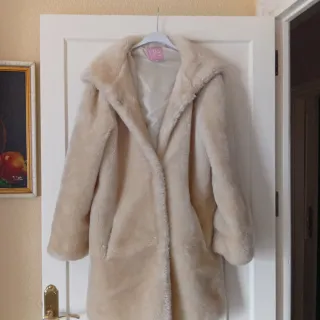 Chaquetón pelo beige con capucha, forrado